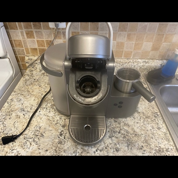 Keurig Single Serve Coffee, Latte&Cappuccino Maker - Picture 2 of 10